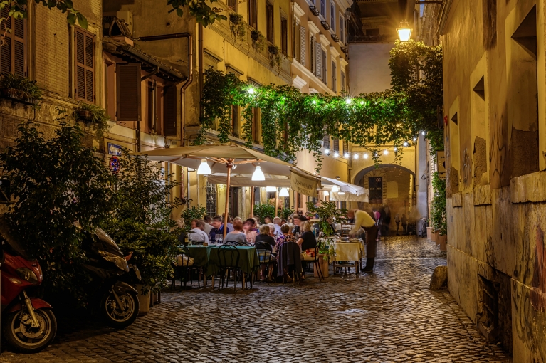Esterno di un ristorante nel quartiere Trastevere di Roma, Italia