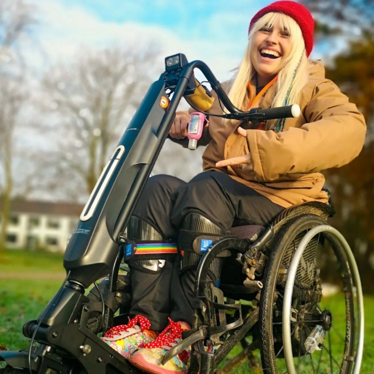 YouTuberin Kris Switser in einem Rollstuhl