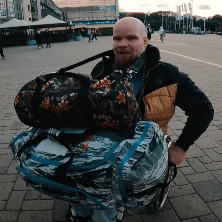 YouTuber Aleksi Kirjonen in een rolstoel