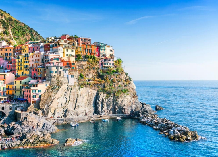 Een kleurrijk dorp aan zee bovenop een heuvel