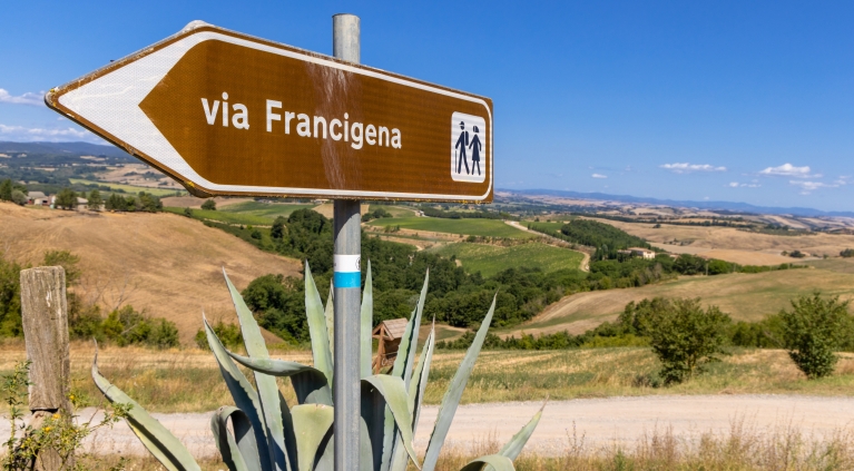 Ein Schild für den Wanderweg Via Francigena