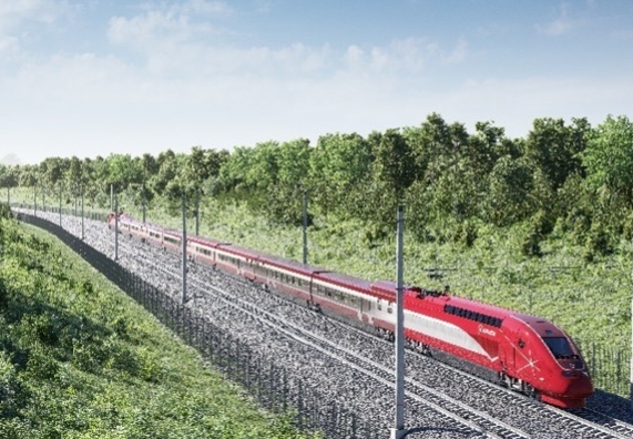Thalys en Eurostar hogesnelheidstreinen die langs velden in Frankrijk rijden