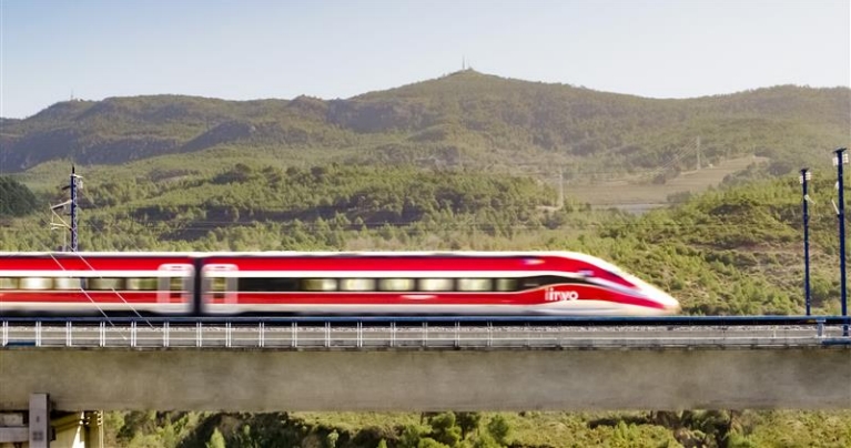 Het zijaanzicht van een Iryo-trein in Spanje die snel voorbij raast