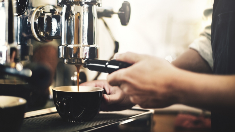 coffe-making-cup-machine-barista