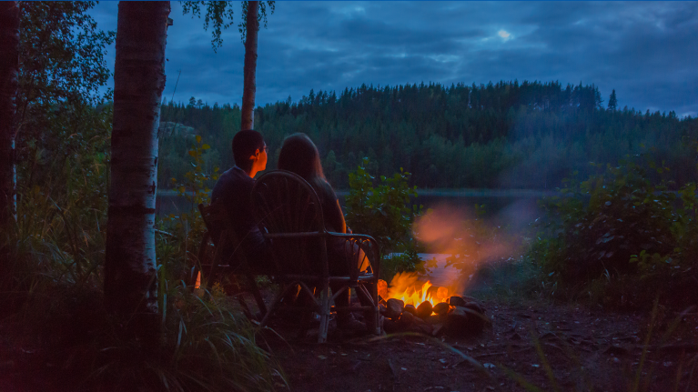 finland-lake-cottage-at-night-camp-fire-shannen