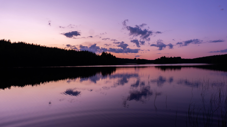 finland-lake-cottage-sunset-view-of-the-lake-shannen
