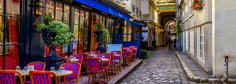 france-paris-street-tables-cafe