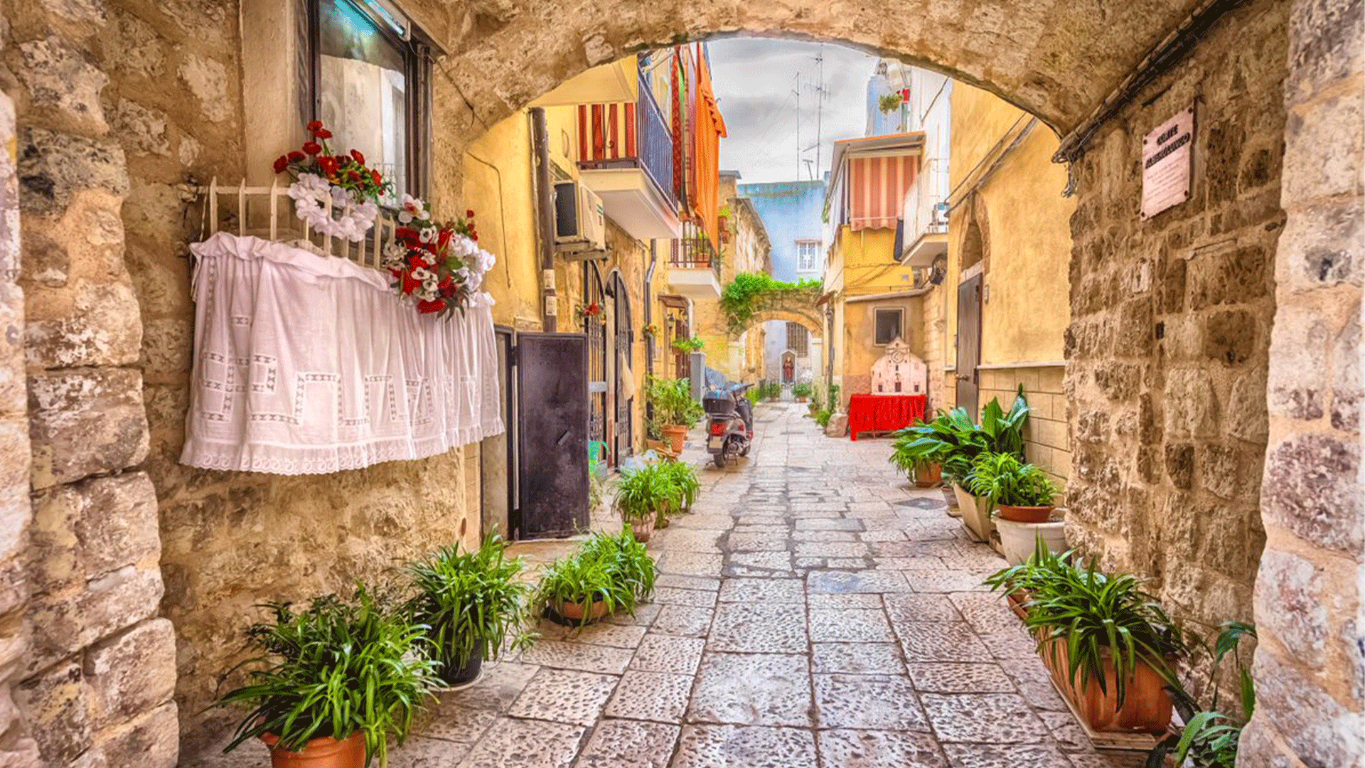 italy-bari-puglia-house-street