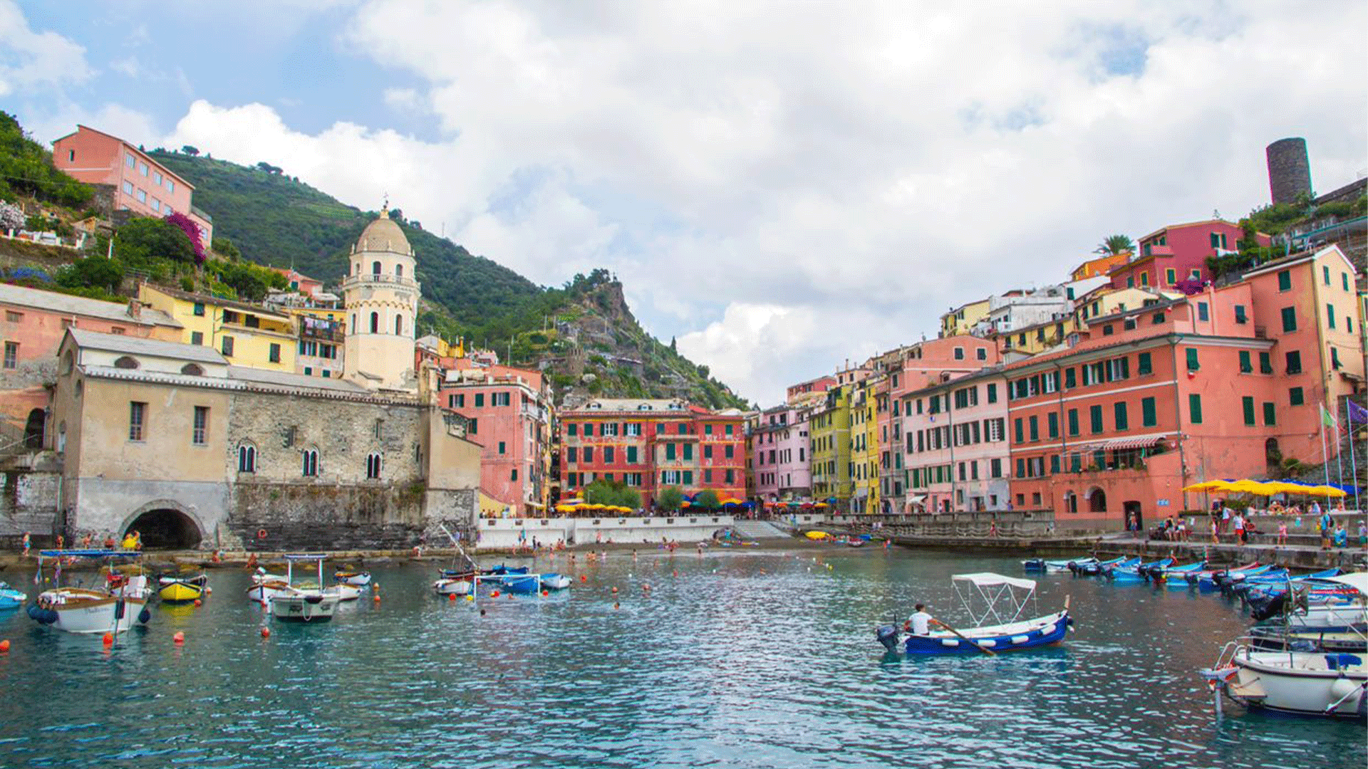 italy-cinque-terre-beach-boats