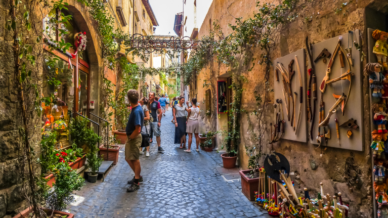 italy-orvieto-narrow-streets-old-town