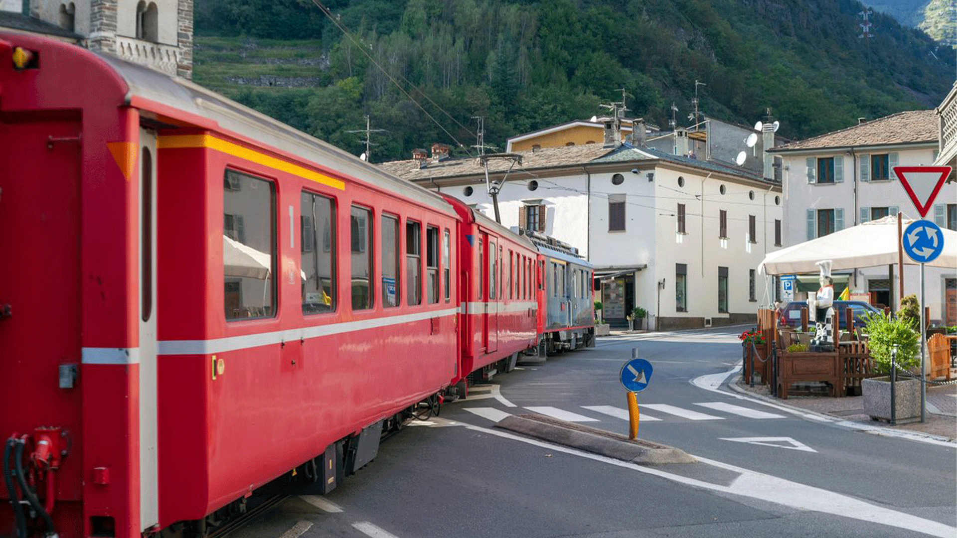 italy-tirano-red-train
