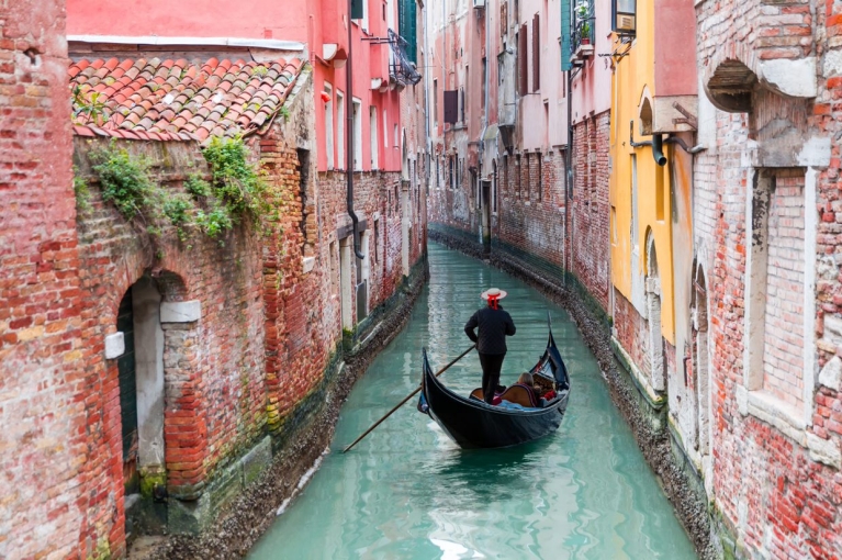 italy-venice-gondolier-canal-waters-gondola