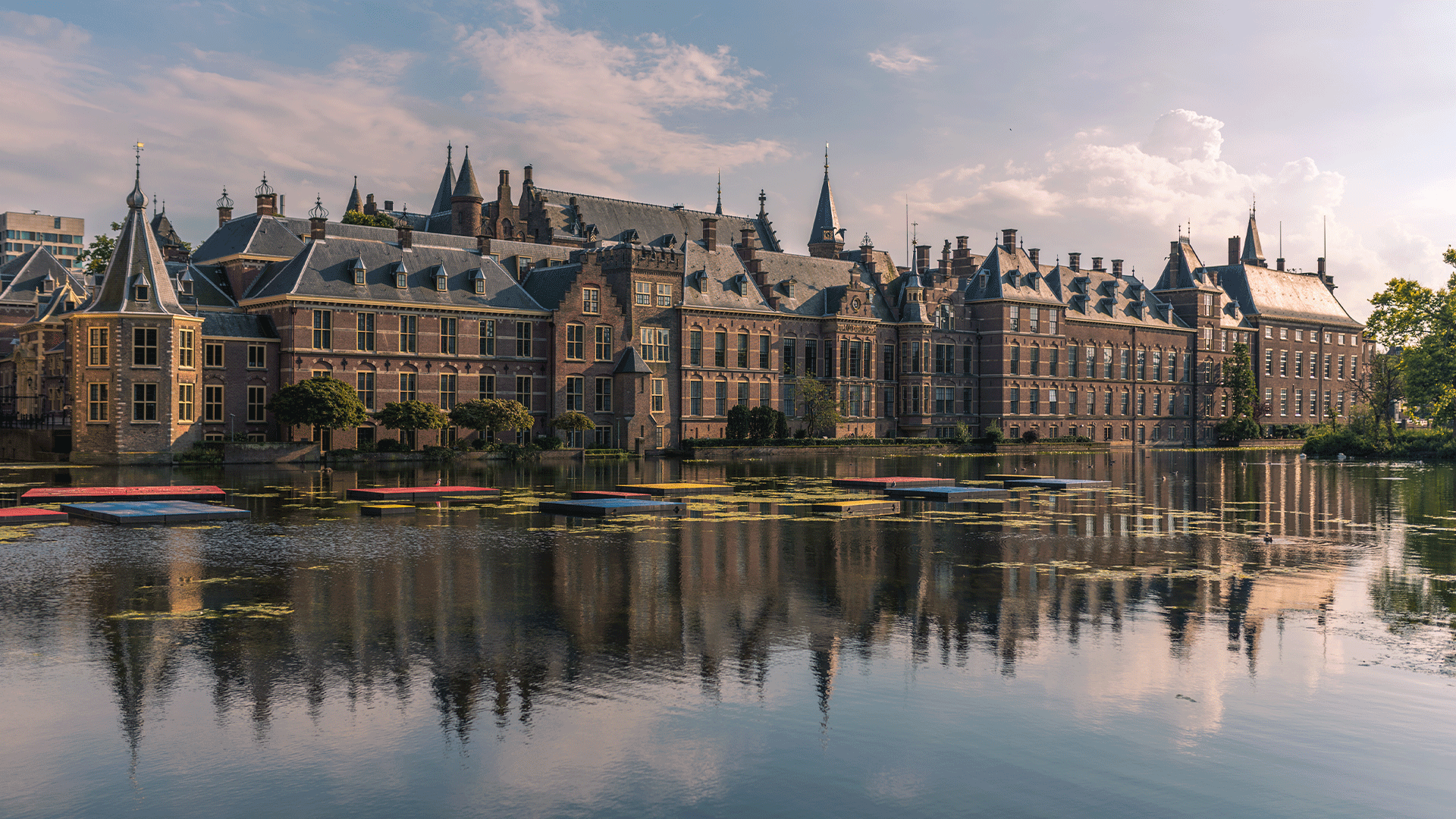netherlands-hague-binnenhof-lake