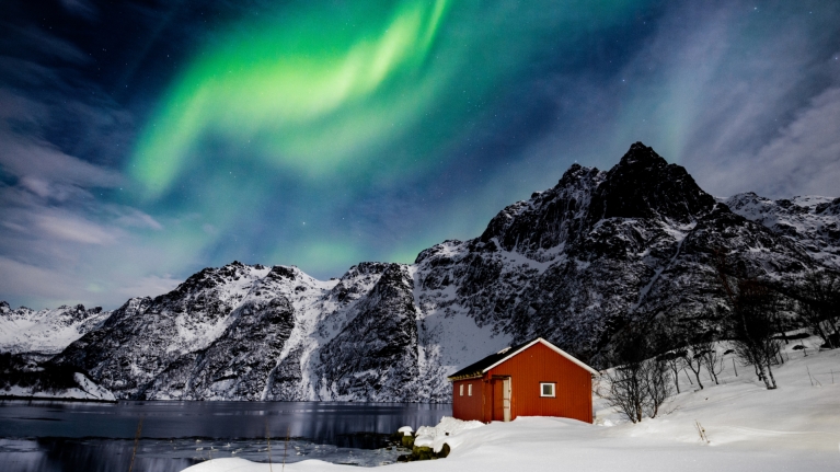 norway-lofoten-islands-winter-cabin-snow-northern-lights-aurora