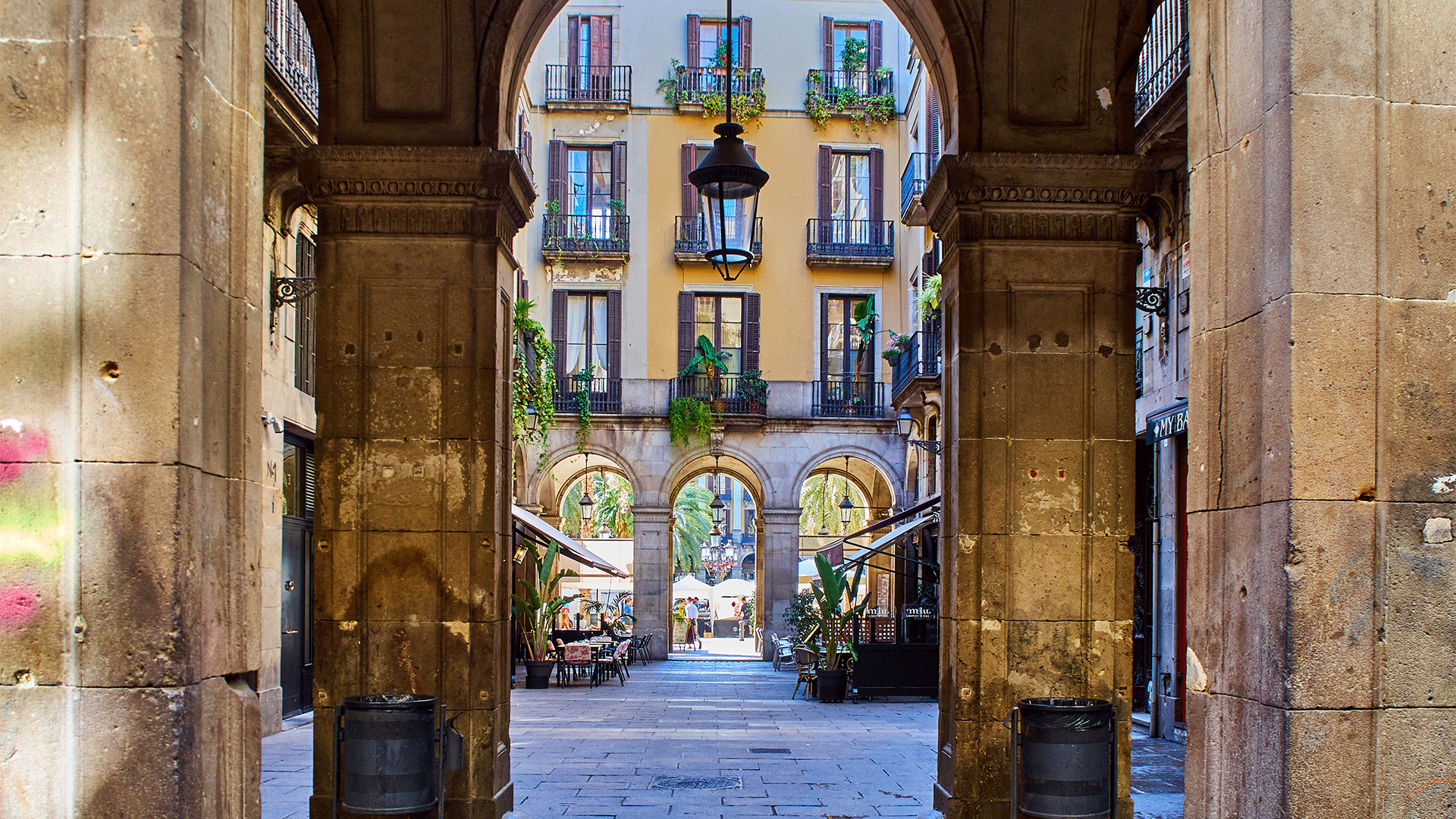 spain-barcelona-barri-gotic-arch-pillar