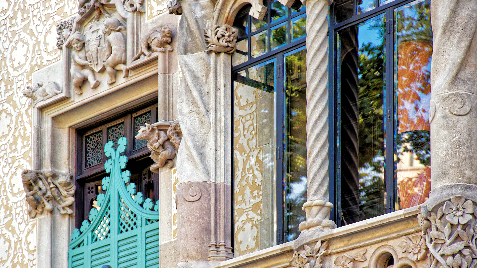 spain-barcelona-manzana-discordia-casa-amatller-window