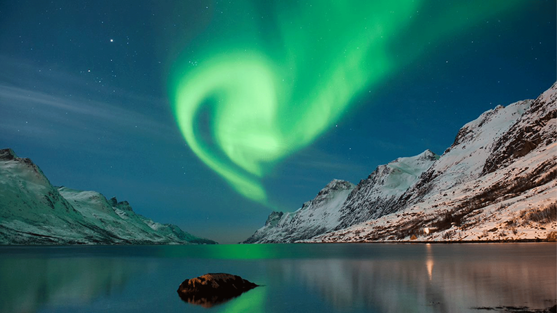 sweden-northern-lights-lake-mountains
