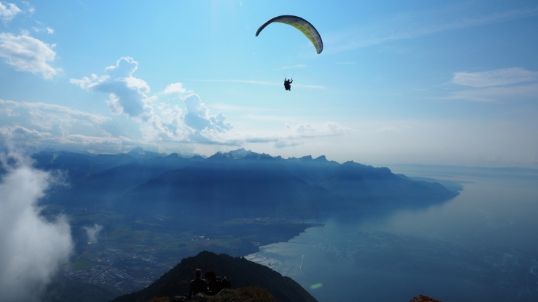 switzerland-lake-geneva-paragliding