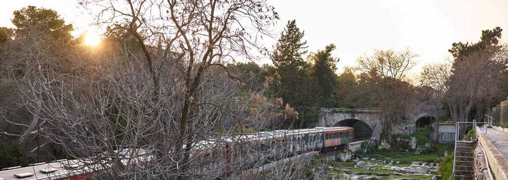 train-winter-tree-whithout-leaves
