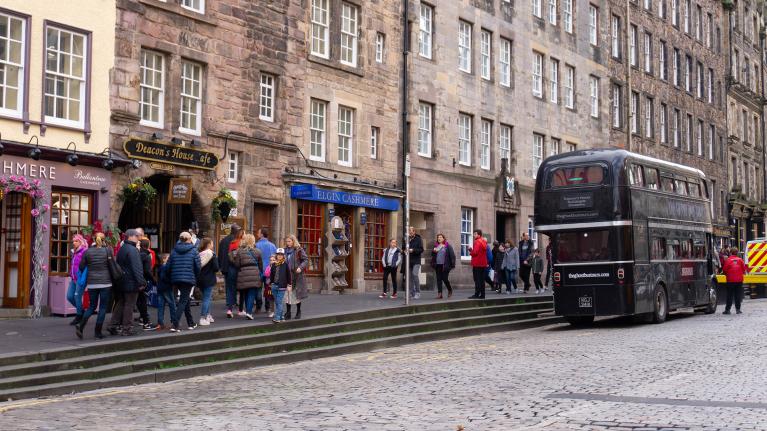 united-kingdom-scotland-edinburgh-street-view-double-decker-bus