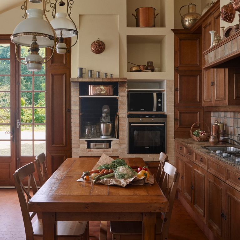 FR-airbnb-heritage-tour-france-kitchen