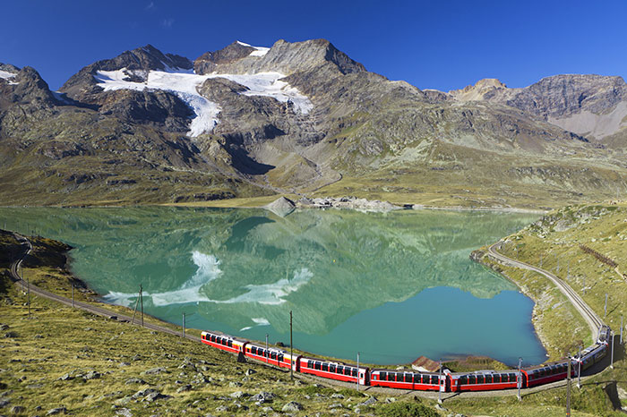 Le célèbre Bernina Express en Suisse