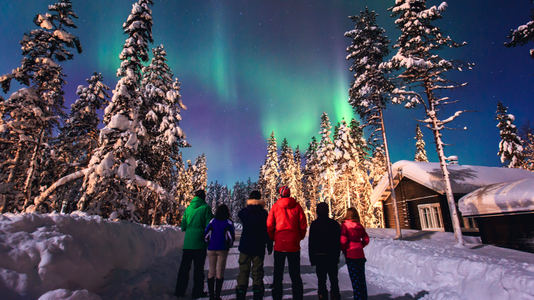 scandinavia-lapland-group-of-friends-looking-at-northern-lights