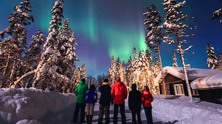 scandinavia-lapland-group-of-friends-looking-at-northern-lights