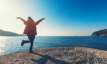 Girl-with-winter-jacket-in-front-of-the-sea