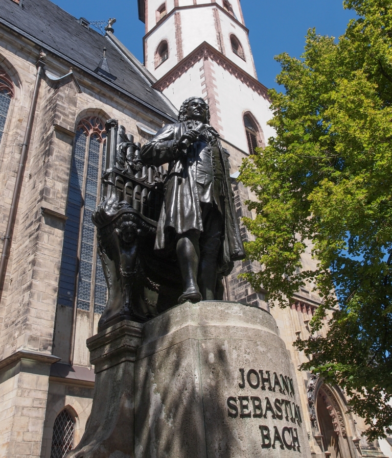 Monumento a Bach fuera de la iglesia de Santo Tomás en Leipzig, Alemania 
