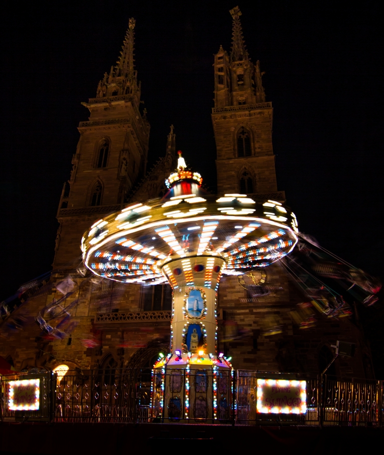 Las atracciones de la feria Herbstmesse iluminan las calles de Basilea 