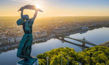 budapest-hungary-gellert-hill-liberty-statue-smaller