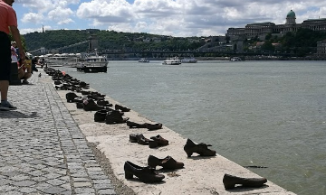 Gedenkteken Schoenen op de Donaukade