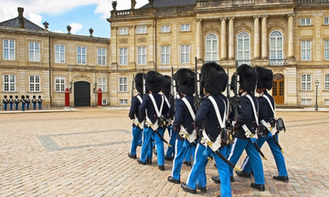 royal-guard-amalienborg-copenhagen