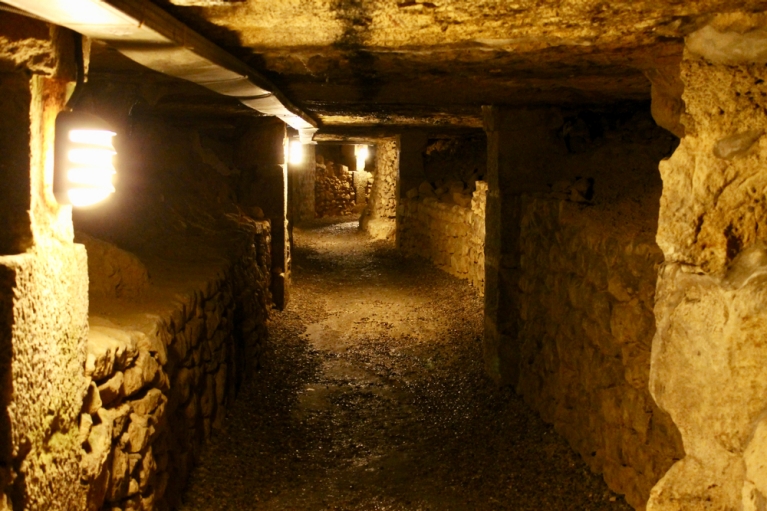 Una red de túneles subterráneos sirve de lugar de descanso eterno para muchos parisinos del siglo XVIII.