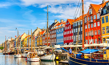 denmark-copenhagen-nyhavn-colorful-houses-in-summer