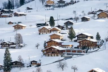 Chalets nichés dans les Alpes suisses