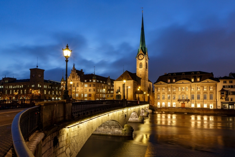 De kerk Fraumünster en de rivier Limmat in Zürich