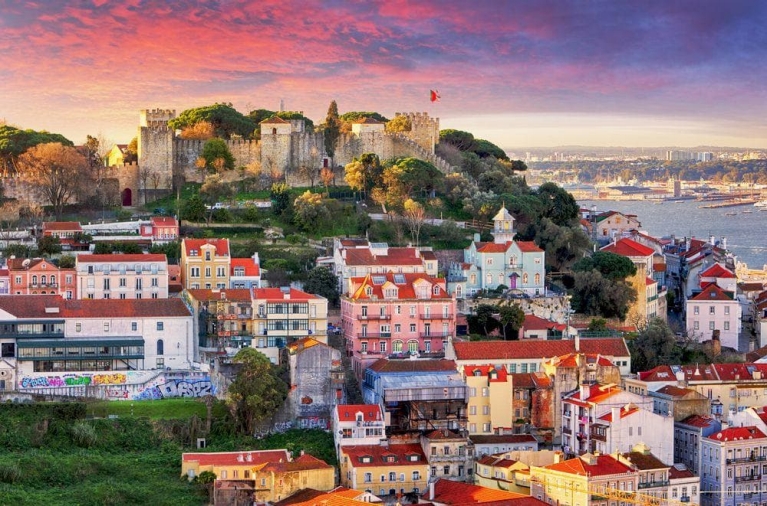 Uitzicht op Lissabon en het kasteel van São Jorge in de zomer