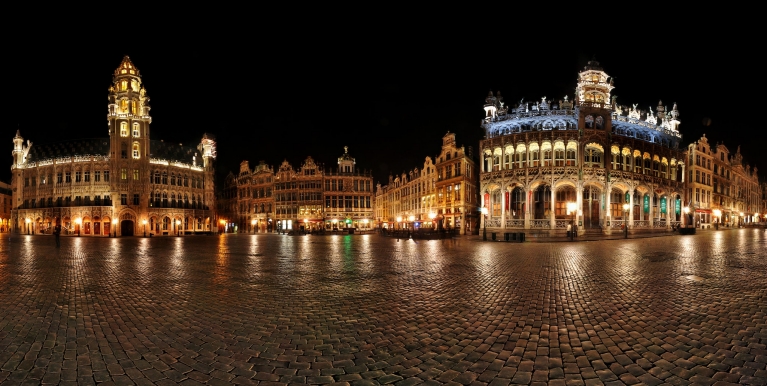 night_panorama_of_grande_place_brussels_belgium
