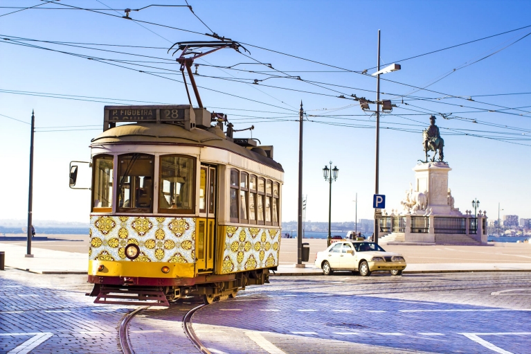Een klassieke gele tram in Lissabon