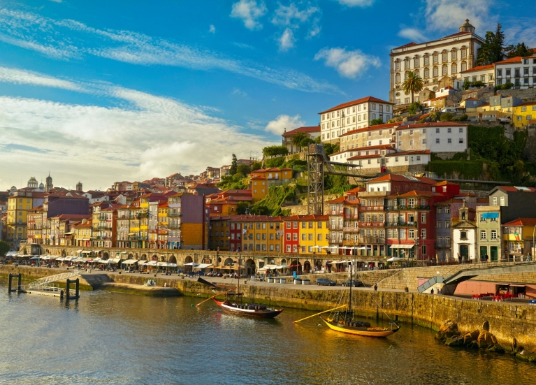 Boten langs de Cais da Ribeira in Porto
