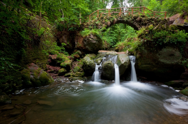 Cascata di Schiessentuempel nella regione di Mullerthal