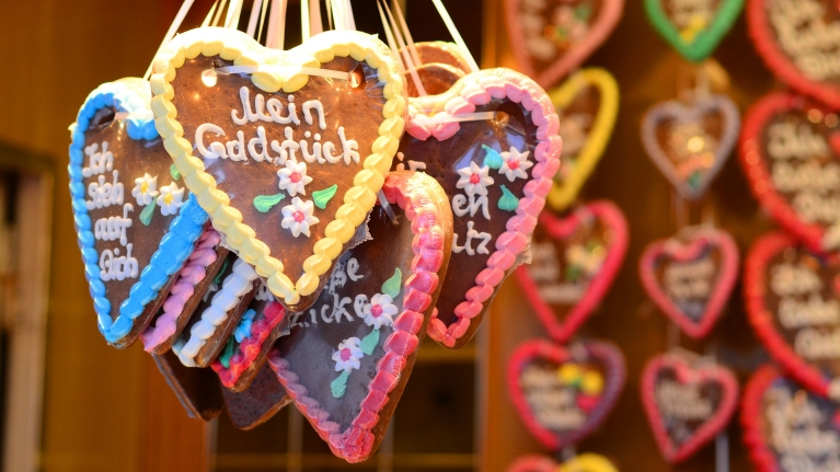 germany-dusseldorf-christmas-market-heart-cookie