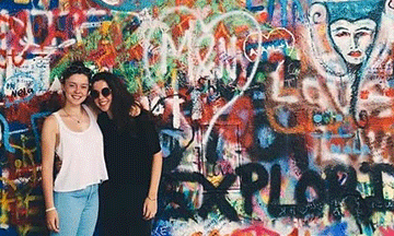 interrail-testimonials-girls-in-front-of-graffiti