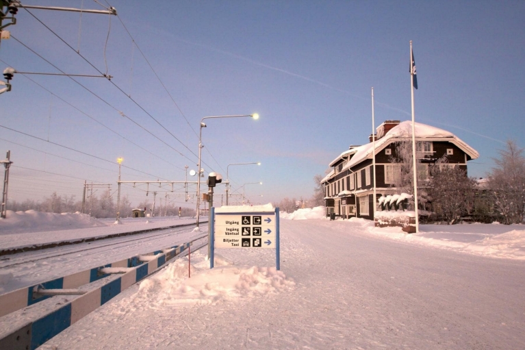 Estación de tren finlandesa en invierno