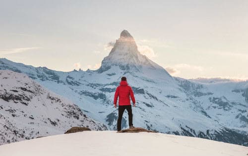 Foto de los Alpes | Chico de pie frente a Zermatt (Suiza)