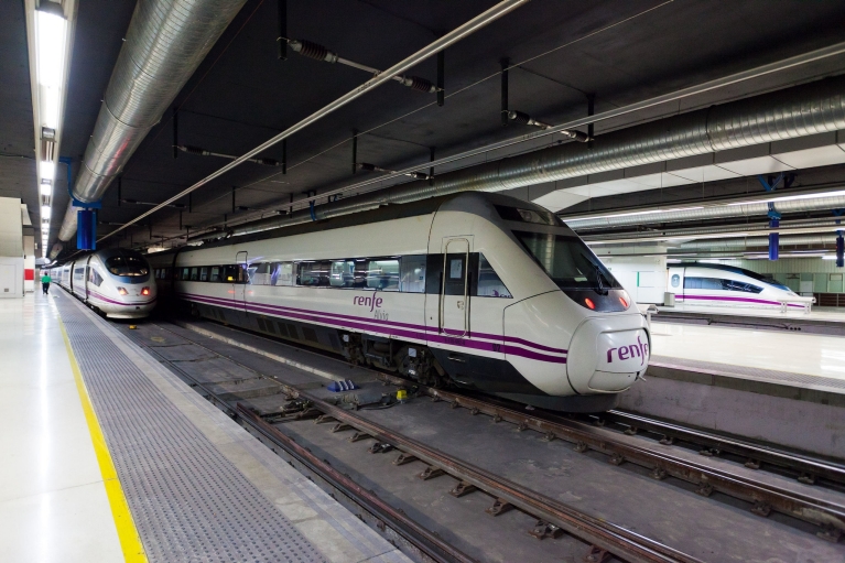 Tren de alta velocidad Alvia en un andén en Barcelona (España)
