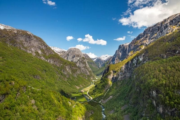 beautiful_valley_near_flam_norway