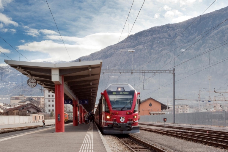 Bernina Express en una estación de tren